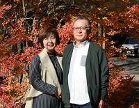 20251116 石田様ご夫妻 ご満足に『感謝』じぃ～じの隣の市からお越し頂いた所為か、勝手に親近感を覚えてしまいました！！！小啄木近辺の紅葉も終わりに近づきましたが、お帰り時の記念写真をドウダンツツジの深紅の紅葉の前で撮りましたが写り具合は如何でしたでしょうか・・・？那須高原を楽しんで頂けたら嬉しく思います！！！機会がございましたら是非お帰り下さい！！！